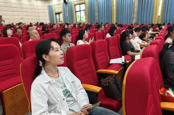 教师们则在专属课堂上快速把握从
