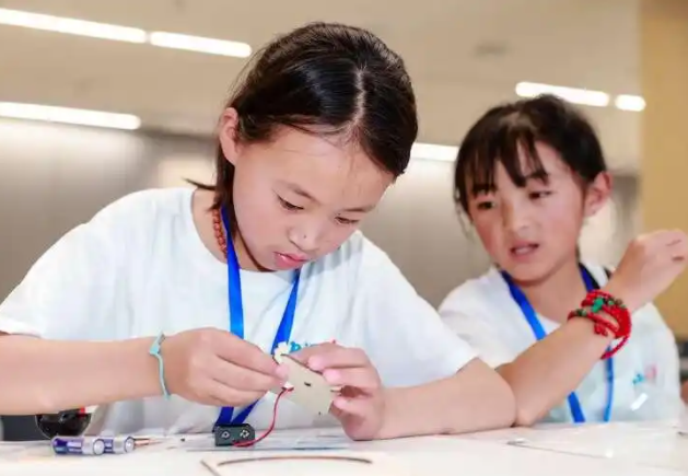 抓住暑期教学空档期进行硬化改造