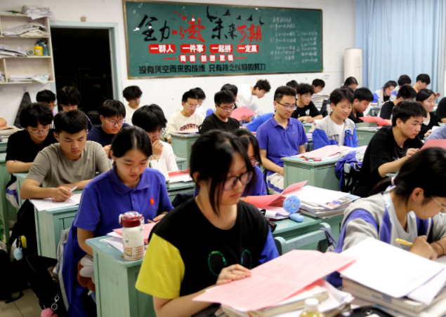 重言亦重行以奉献诠释信仰留守乡土不只常识更用陪同传递勇气